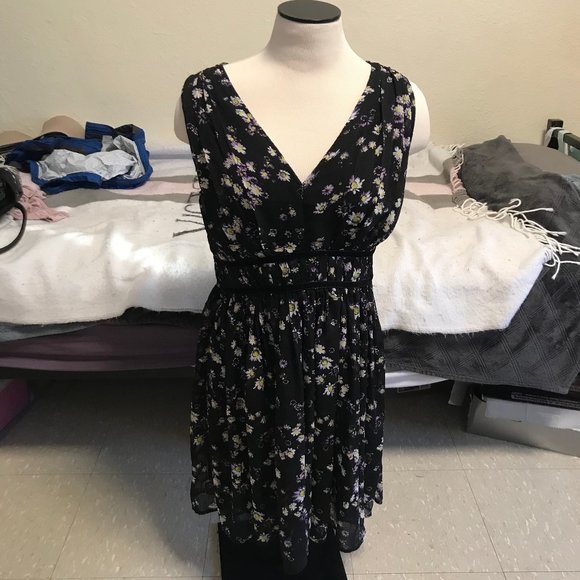 Hot Topic Dresses & Skirts - EUC Hot Topic Black Floral Dress